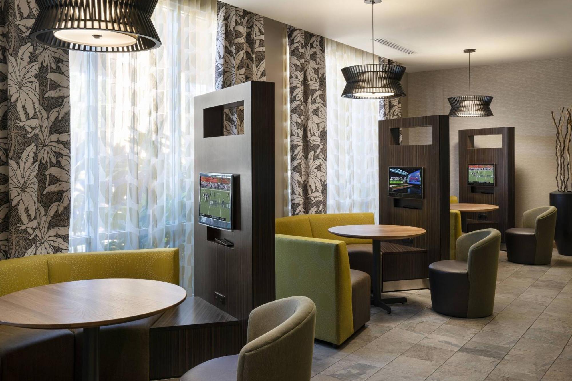 Courtyard By Marriott Maui Kahului Airport Hotel Exterior photo