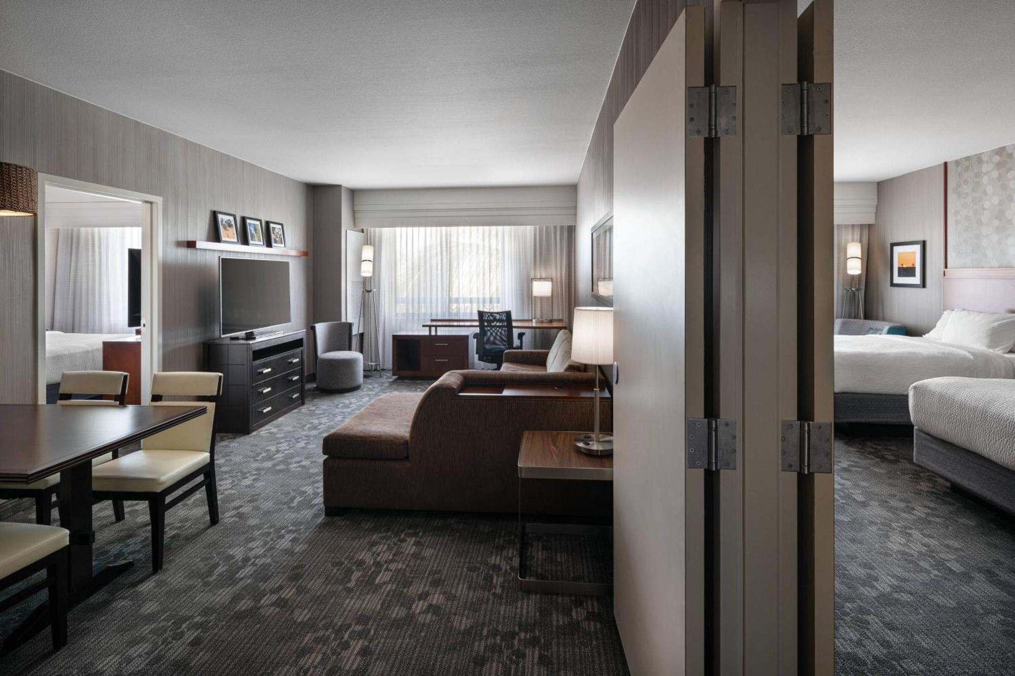 Courtyard By Marriott Maui Kahului Airport Hotel Exterior photo
