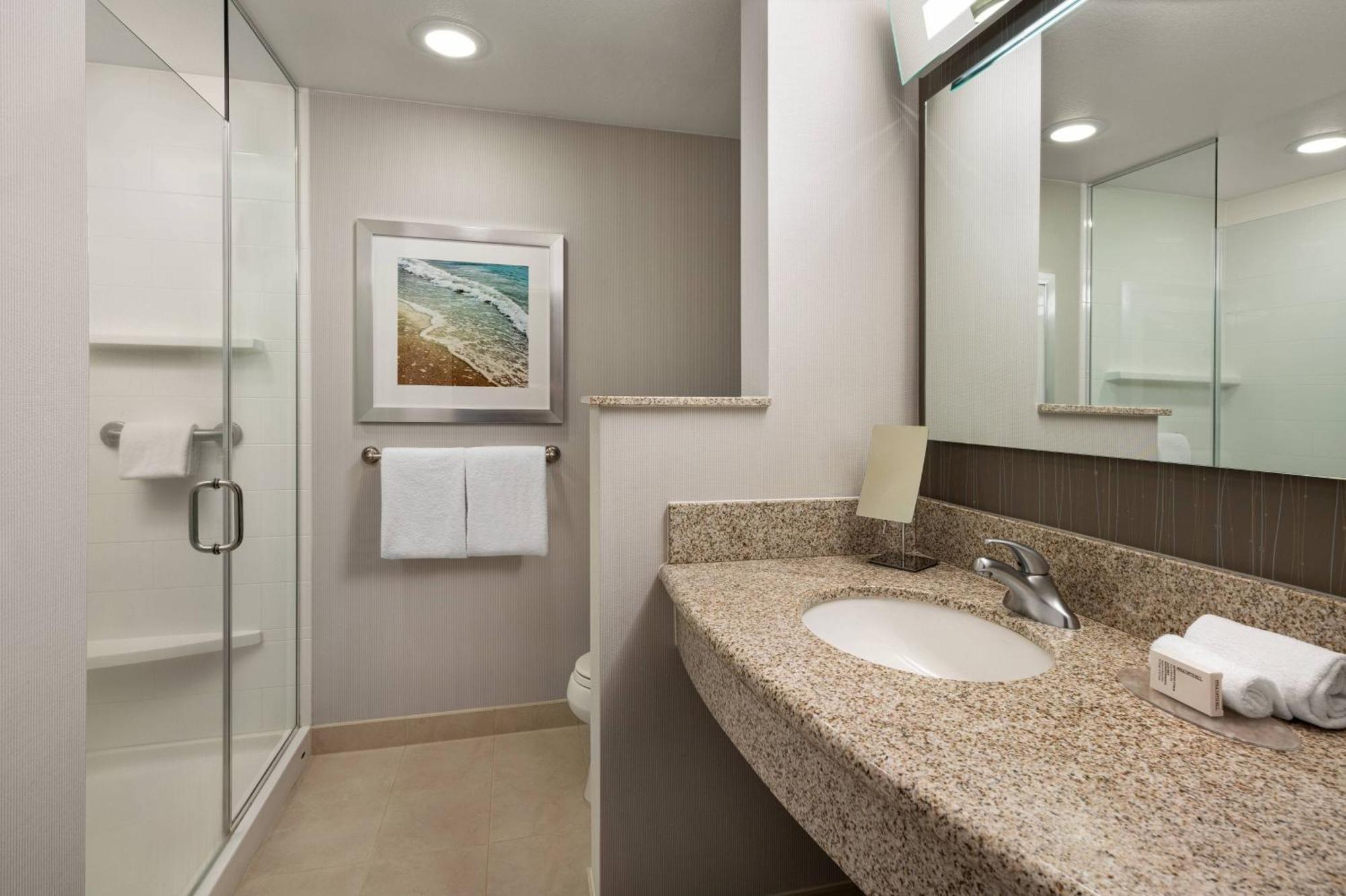 Courtyard By Marriott Maui Kahului Airport Hotel Exterior photo
