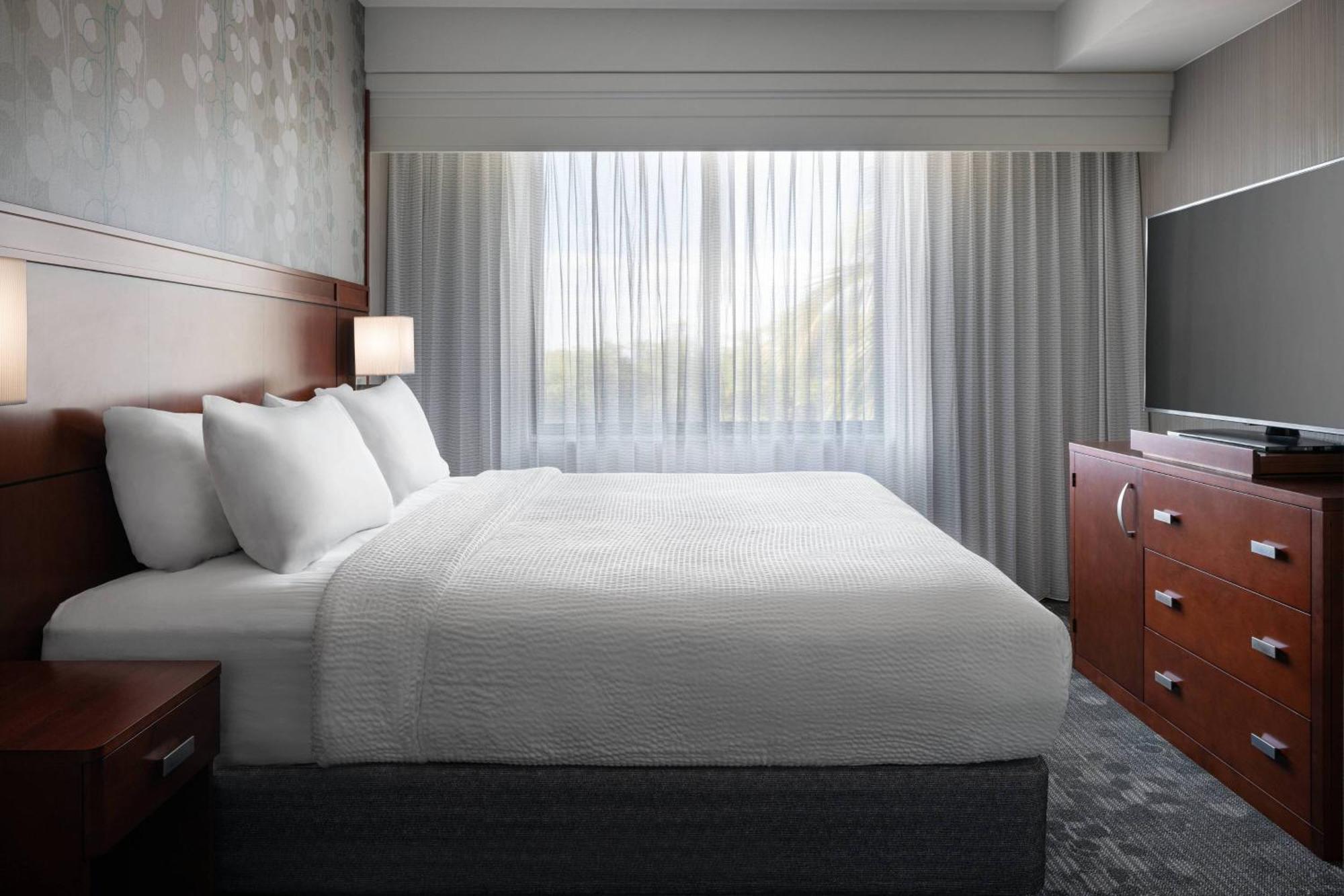 Courtyard By Marriott Maui Kahului Airport Hotel Exterior photo